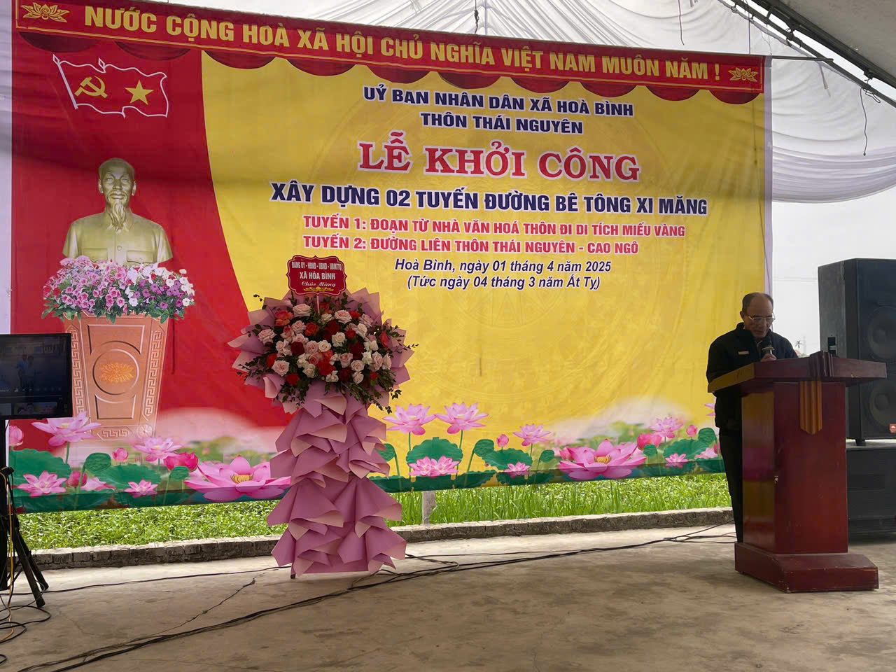 Lễ khởi công xây dựng 2 tuyến đường bê tông xi măng tại thôn Thái Nguyên, xã Hòa Bình